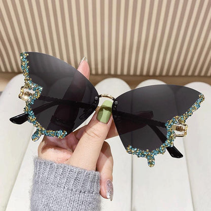 Butterfly shaped diamond free sunglasses