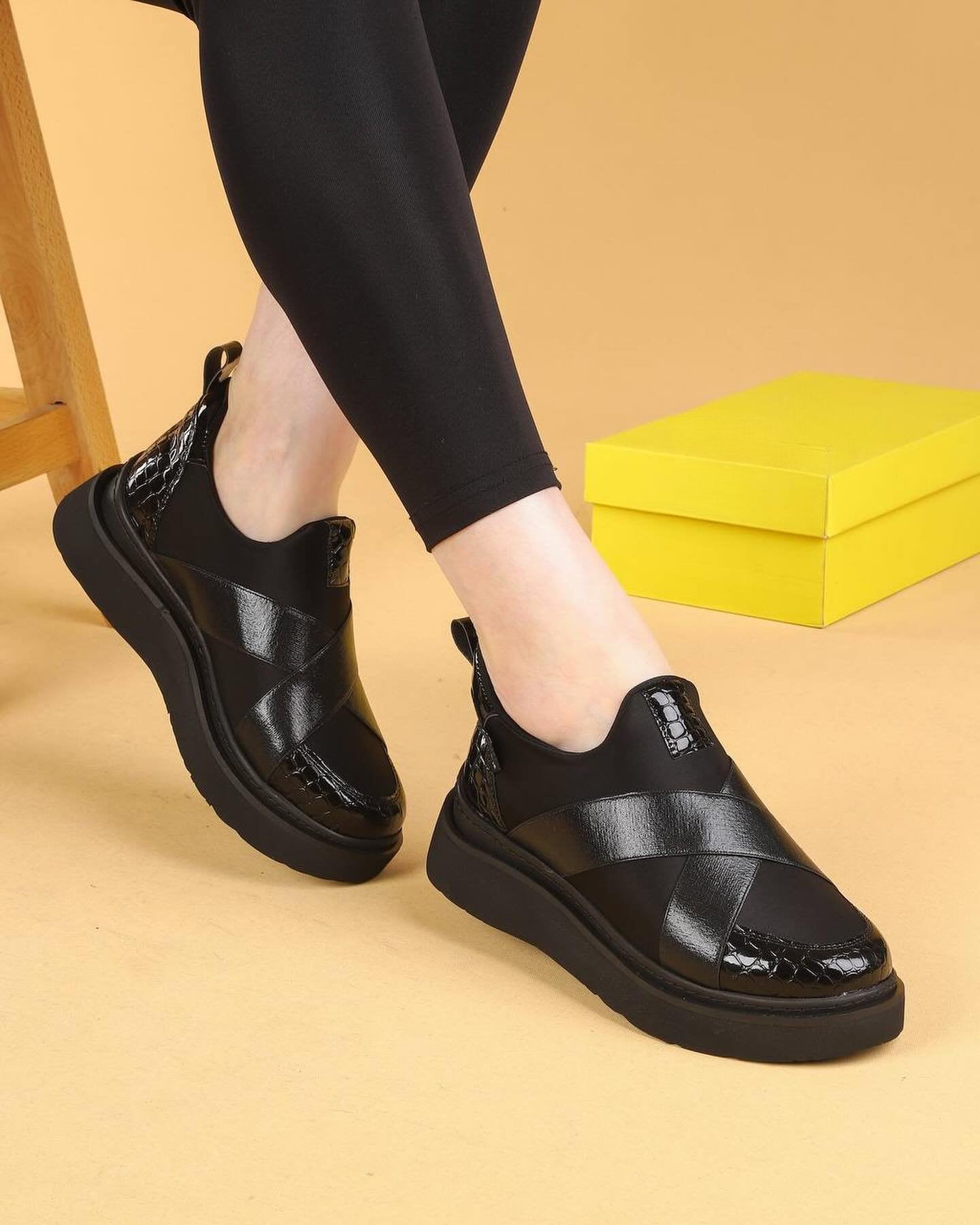 Classic, fashionable and versatile slip-on casual shoes