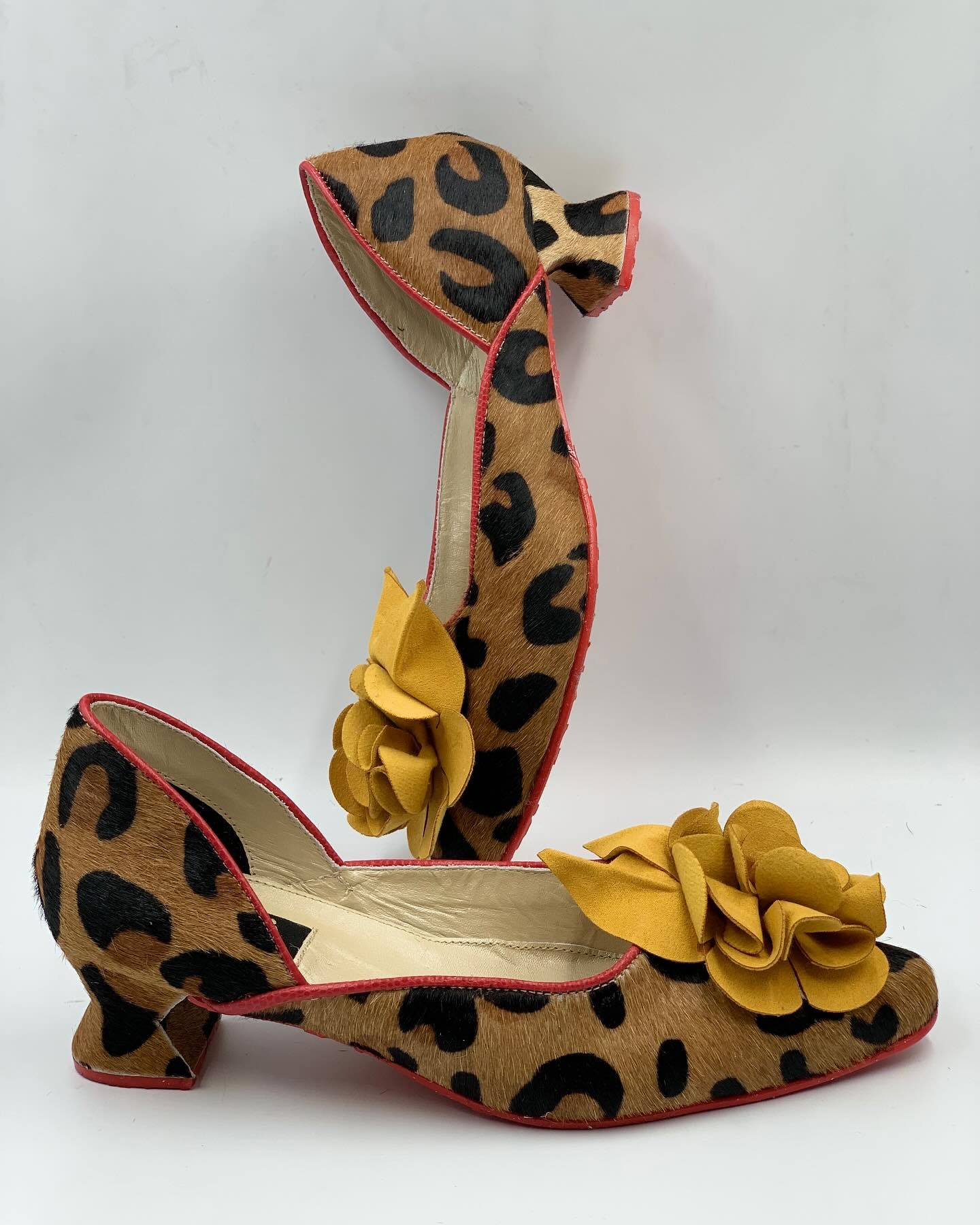 Women's low-heeled leather shoes with leopard print florals