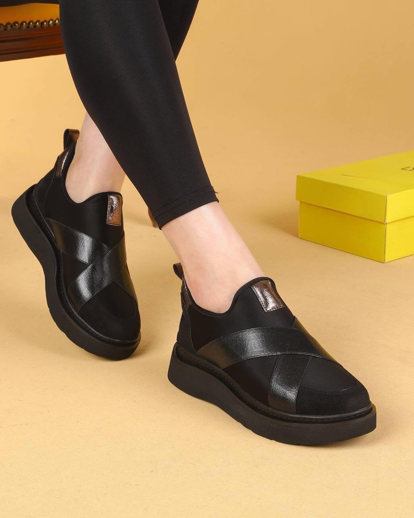 Classic, fashionable and versatile slip-on casual shoes