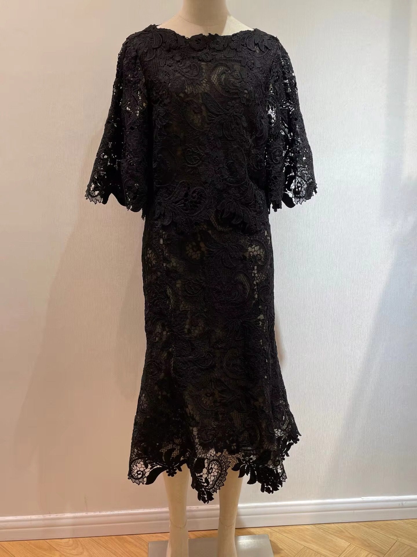 Round neck lace pattern black dress