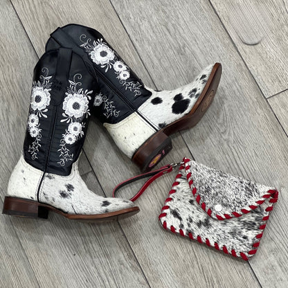 Stylish women's black boots with white pattern embroidery