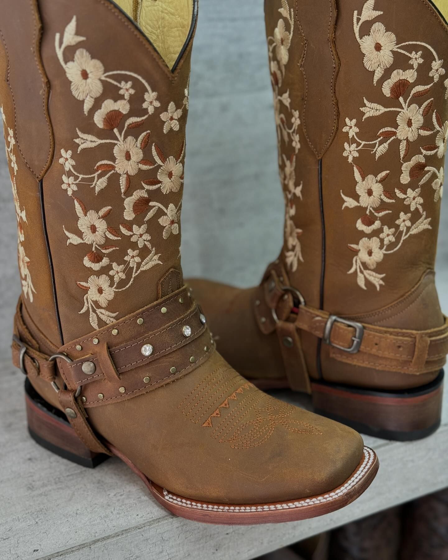 Fashionable retro Martin boots with pattern embroidery mid-calf boots