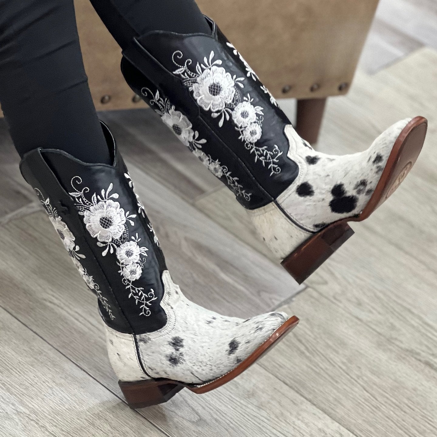 Stylish women's black boots with white pattern embroidery