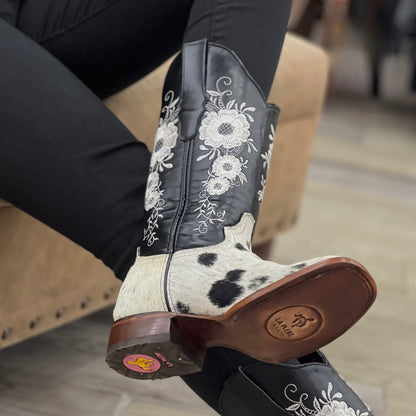 Stylish women's black boots with white pattern embroidery