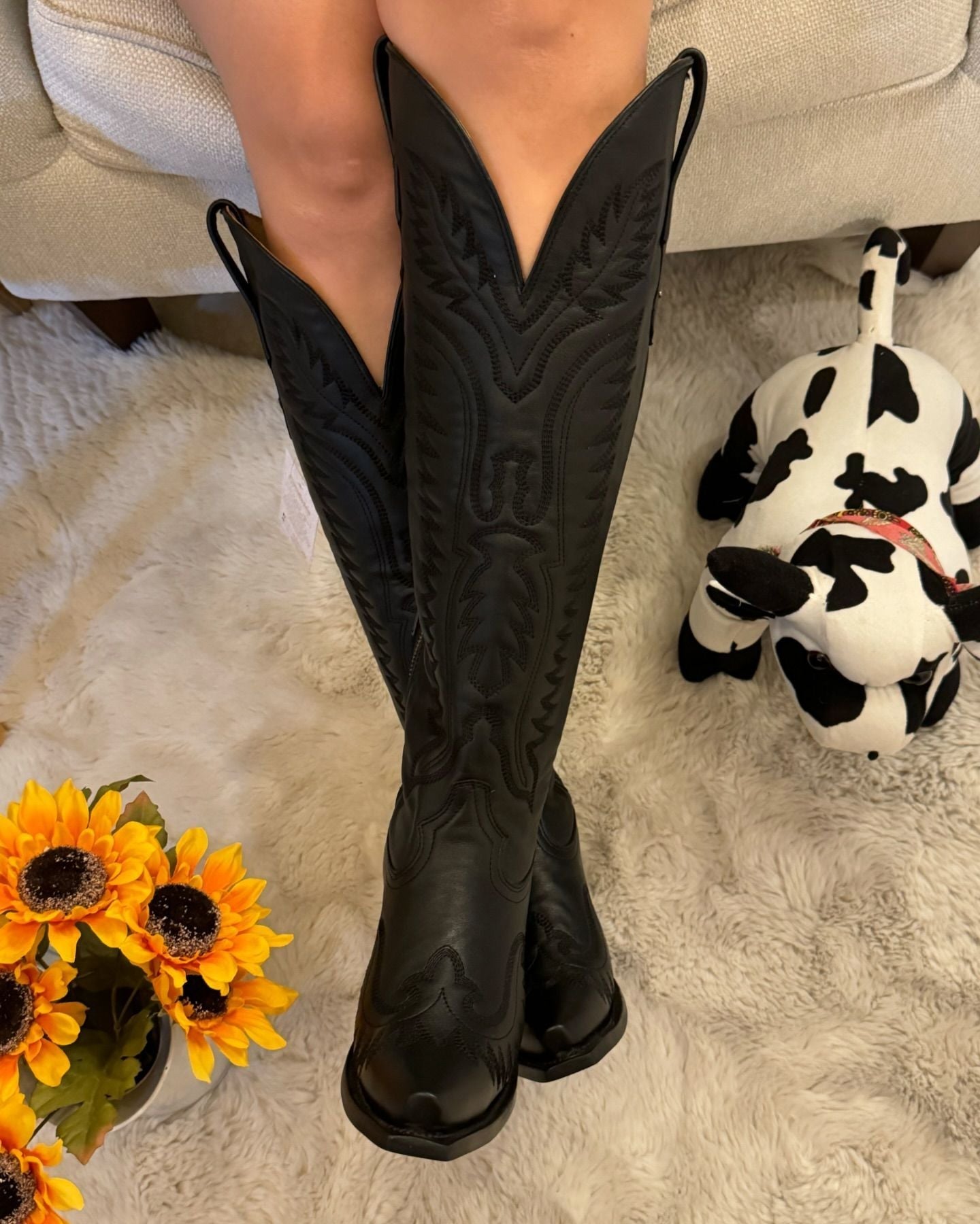 Black embroidered pattern women's boots