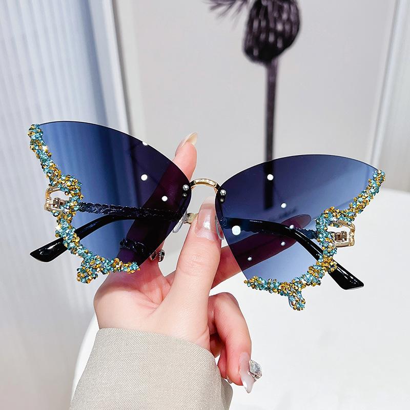 Butterfly shaped diamond free sunglasses