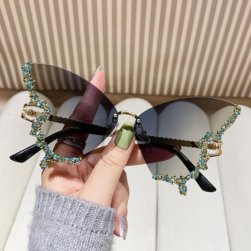 Butterfly shaped diamond free sunglasses