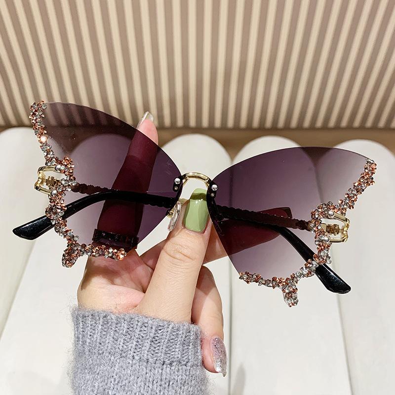 Butterfly shaped diamond free sunglasses