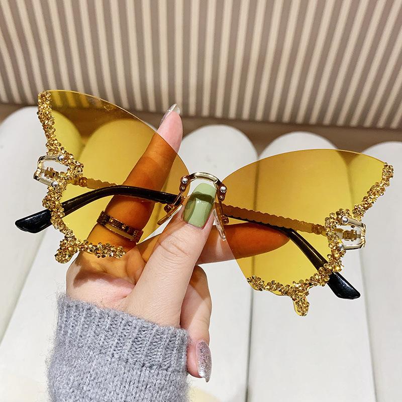 Butterfly shaped diamond free sunglasses