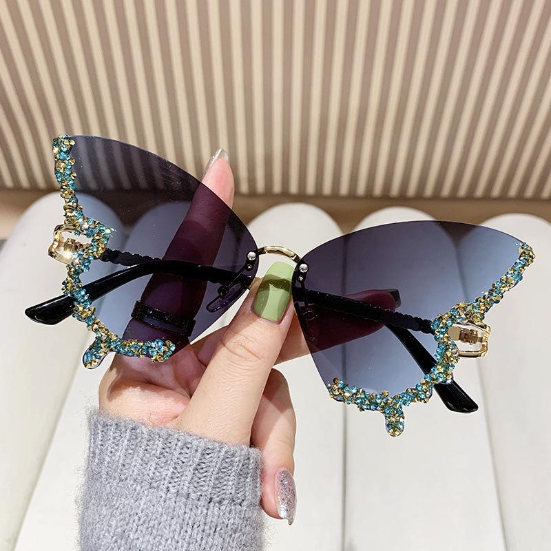 Butterfly shaped diamond free sunglasses