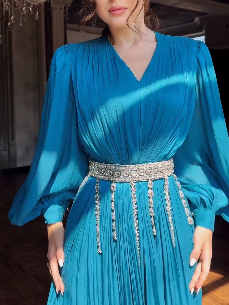 Diamond tassel belt paired with long-sleeved silk dress