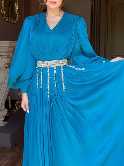 Diamond tassel belt paired with long-sleeved silk dress