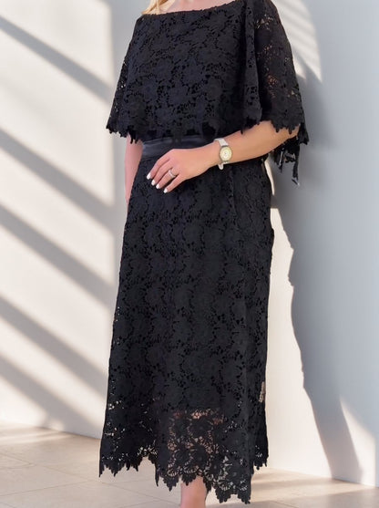 Round neck lace pattern black dress