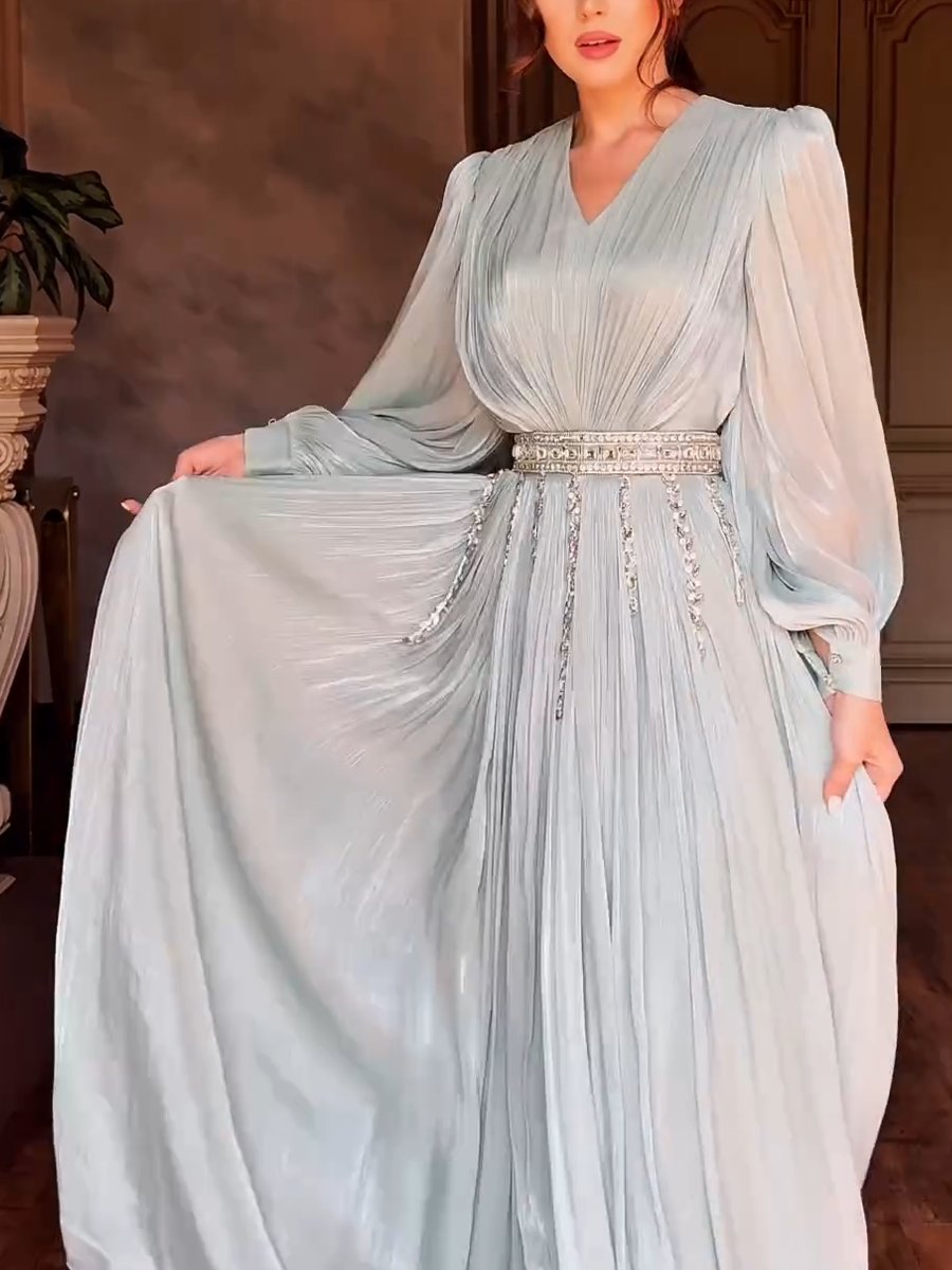 Diamond tassel belt paired with long-sleeved silk dress