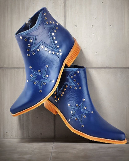 Fashionable leather ankle boots with star rivets Martin boots