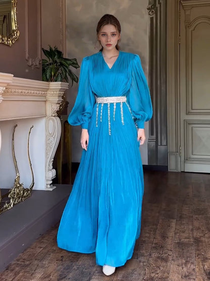 Diamond tassel belt paired with long-sleeved silk dress